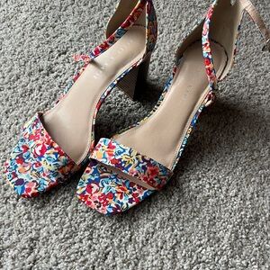NEW Kelly & Katie - block heel floral sandal - 9.5M